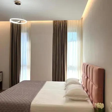 Lindi' 2 5 * ティラナ