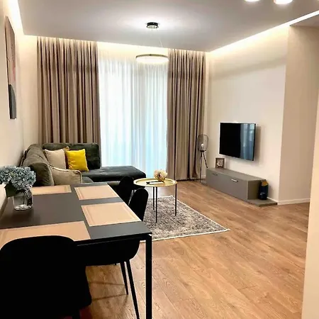 Lindi' 2 5 * ティラナ