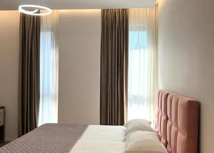 Lindi' 2 5 * ティラナ